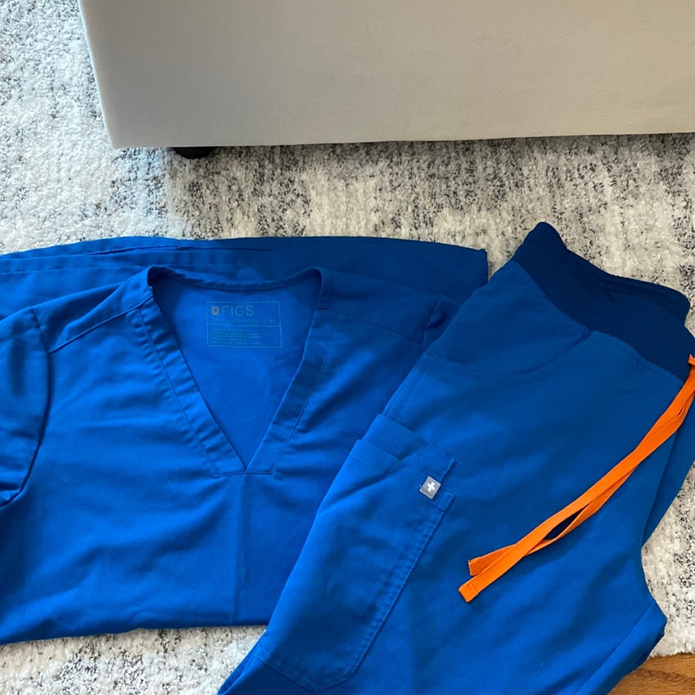Alps Blue Figs: Three-pocket top size XS & Kade Cargo bottom size S